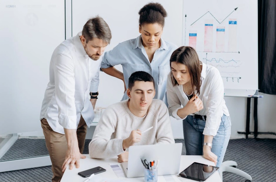 Moderní pracovní plocha s notebookem a grafy finančního růstu.